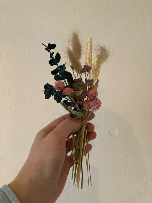 Small dried flower posy, green/pink